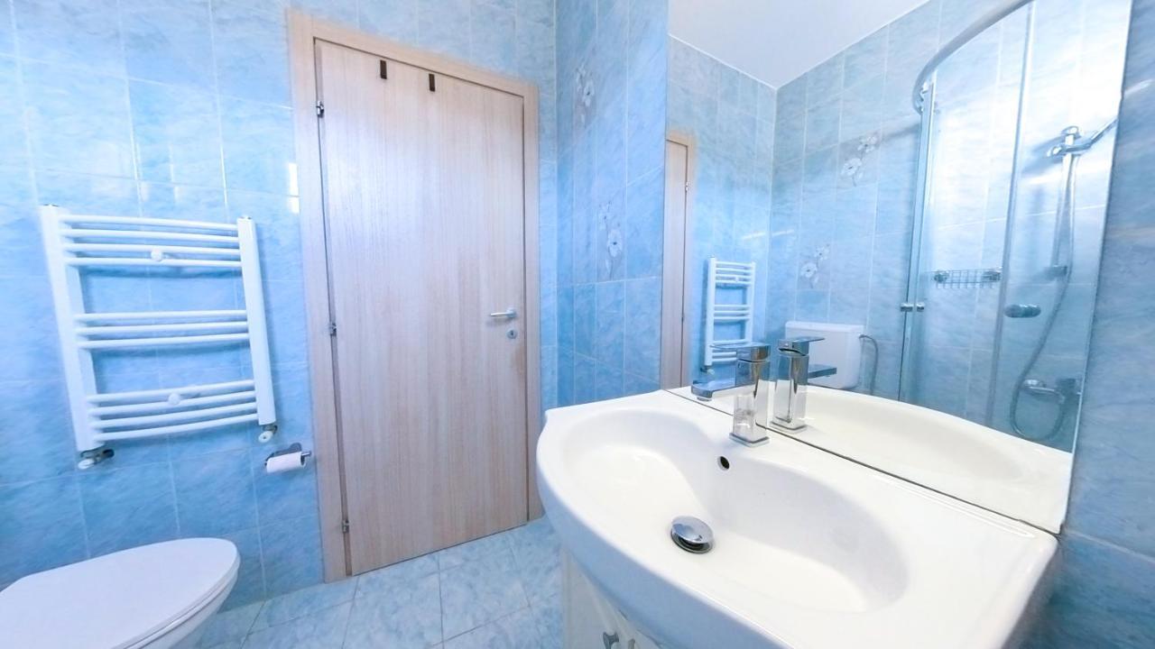 Old Town Flowery Apartment Бухарест Экстерьер фото